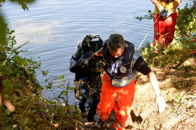 PKW landet im Wasser beim Freibad Ludwigsburg